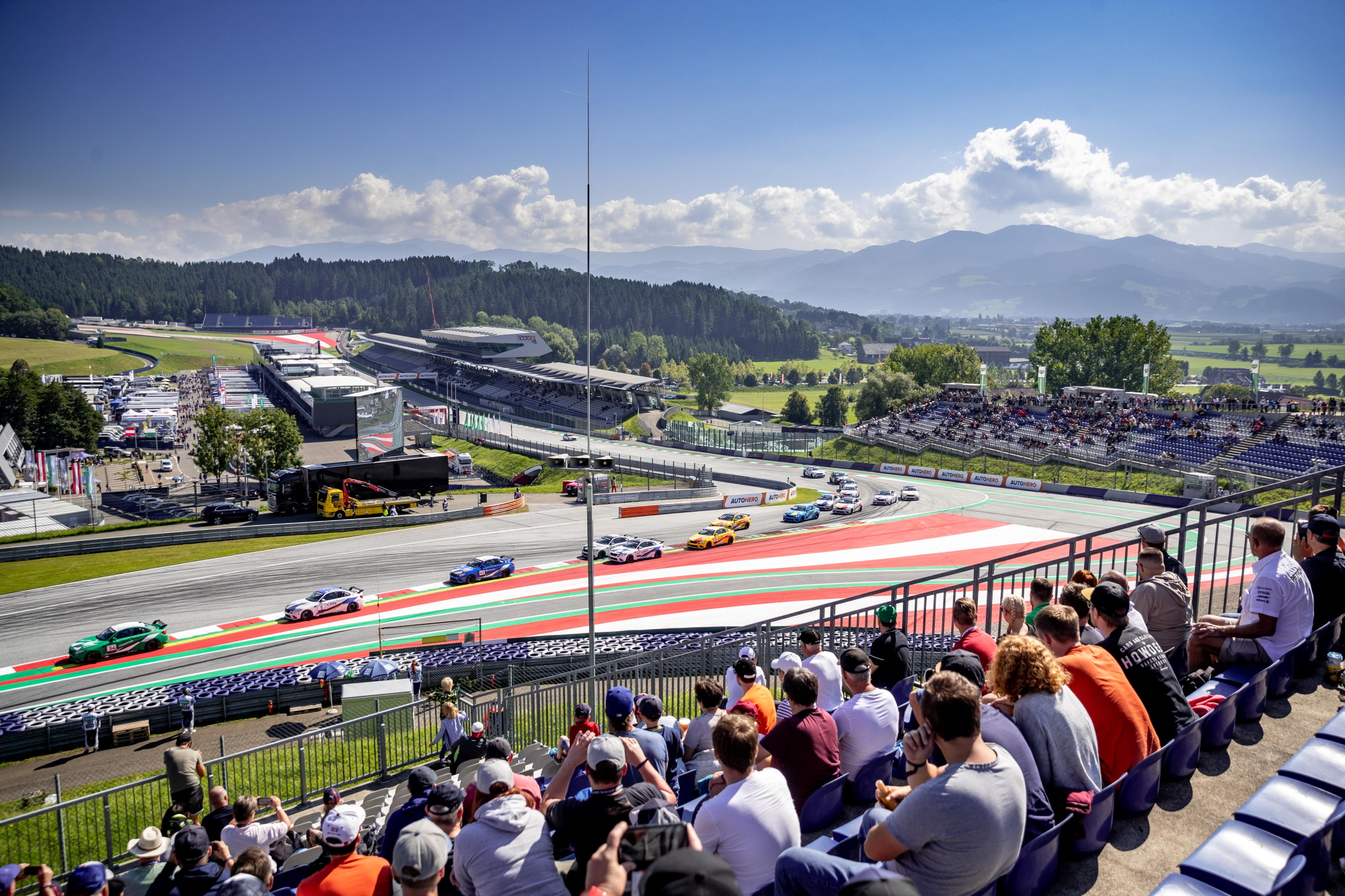 Youngster bestimmen erstes Rennen auf dem Red Bull Ring BMW M2 CUP