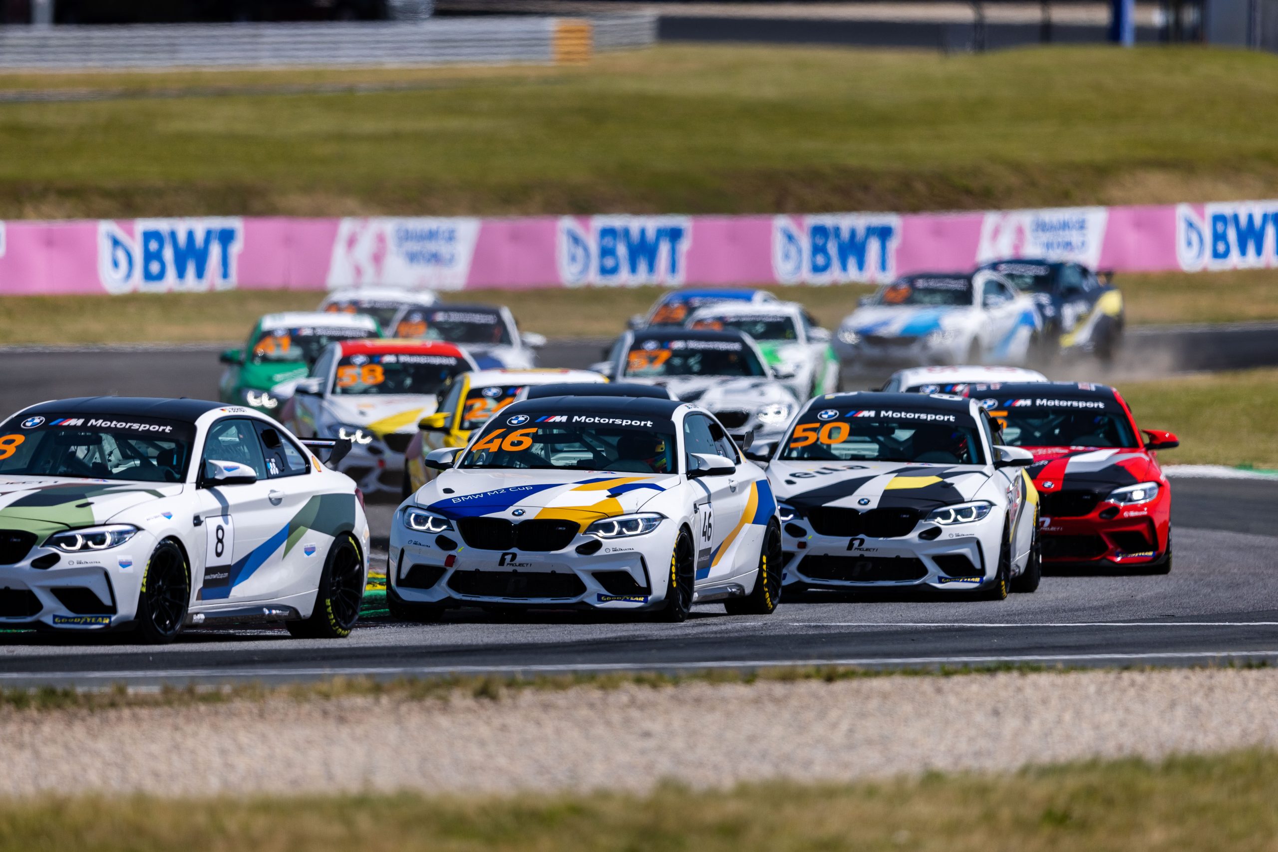 Spektakuläre Rennen im BMW M2 Cup